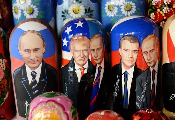 Bonecas aninhadas representando o presidente russo Vladimir Putin e o presidente dos EUA Donald Trump no balcão de lembranças . — Fotografia de Stock