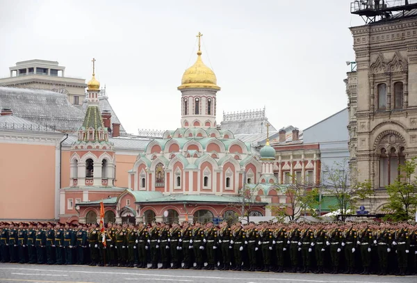 Desfile de ensaio vestido em honra do Dia da Vitória na Praça Vermelha de Moscou . — Fotografia de Stock