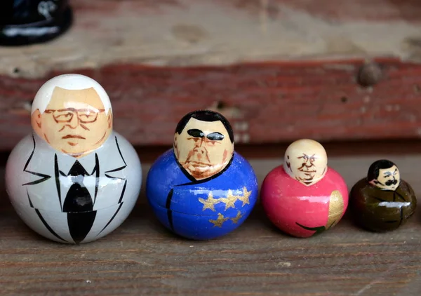 Bonecas aninhadas retratando governantes soviéticos no balcão de lembranças em Moscou . — Fotografia de Stock