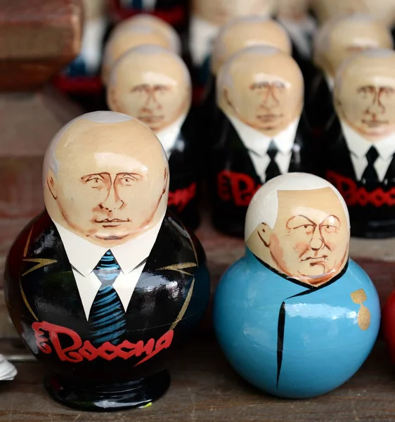 Dolls with the image of Russian presidents Vladimir Putin and Boris Yeltsin on the counter of Souvenirs in Moscow — Stock Photo, Image