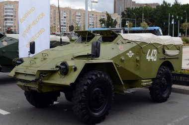  Sovyet hafif zırhlı personel taşıyıcı Gaz-40b askeri teçhizat fuarında.
