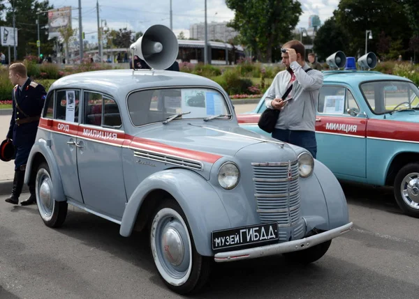 Milizauto "moskvich-401" auf der Ausstellung der alten Transportmittel. — Stockfoto