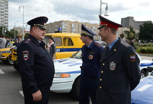 Úředníci silniční policejní hlídky na výstavě starých aut — Stock fotografie