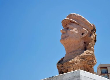 Cadiz, İspanya - 4 Temmuz 2011: Ünlü İspanyol müzisyen Alba Paco Cadiz, sahildeki büstü.