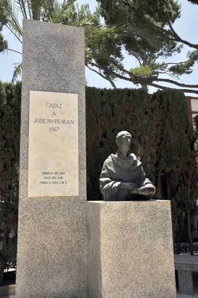 Monumento ao escritor Jos Mara Pman no parque da cidade de Cádiz . — Fotografia de Stock
