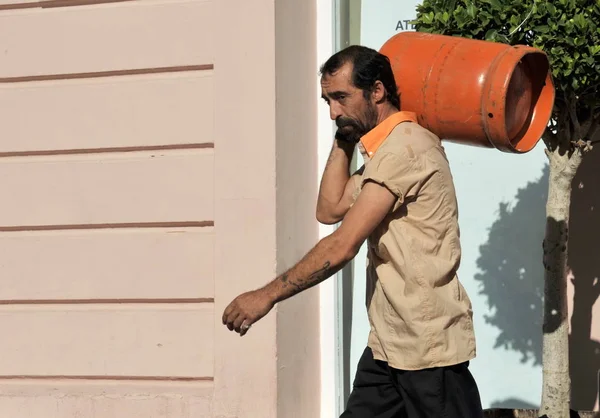 Cádiz Španělsko Července 2011 Člověk Nese Lahve Stlačený Plyn — Stock fotografie