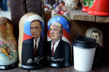   Üstünde belgili tanımlık sayaç Hediyelik eşya Moskova'da Rusya Devlet Başkanı Vladimir Putin ve bizi Başkan Donald Trump gösteren iç içe geçmiş bebek