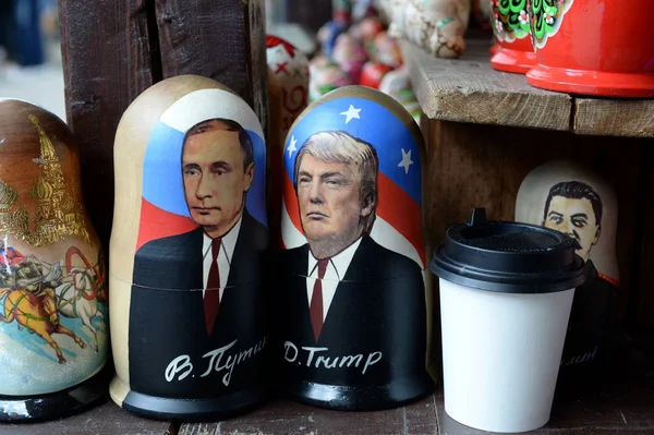 Boneka bersarang yang menggambarkan Presiden Rusia Vladimir Putin dan Presiden Amerika Serikat Donald Trump di meja suvenir di Moskow — Stok Foto