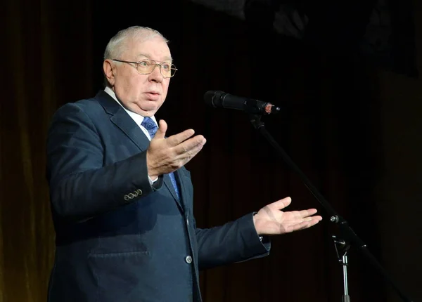 Famoso actor soviético y ruso de teatro y cine Andrei Martínov en una reunión con el público . — Foto de Stock