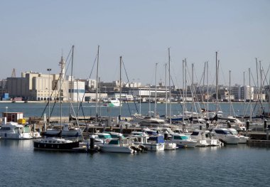 Cadiz, İspanya - 6 Temmuz 2011: Yelkenli Yatlar Cadiz Körfezi Atlantik Okyanusu kıyısında Cadiz liman liman.