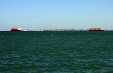 Cadiz, İspanya - 8 Temmuz 2011: Gemi Atlantik Okyanusu'nun Cadiz Körfezi kıyısında Cadiz liman liman.