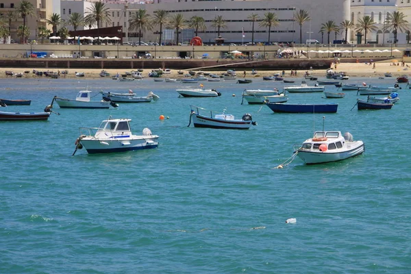 Cádiz Španělsko Července 2011 Lodě Pobřeží Cádiz Poblíž Pevnosti Castillo — Stock fotografie