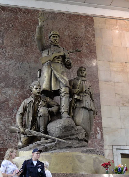 Monument to the partisans of the Great Patriotic War at the metro station "Partizanskaya" in Moscow. — Stock Photo, Image