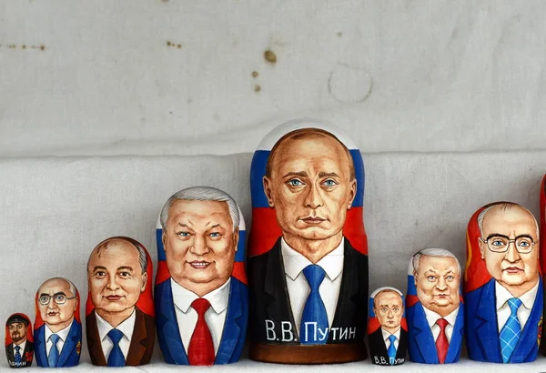 Bonecas aninhadas retratando governantes russos no balcão de lembranças em Moscou . — Fotografia de Stock