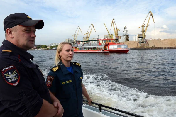 Medewerkers van de Braziliaanse inspectie voor kleine vaartuigen en vervoer politie patrouilleren in de wateren van het reservoir Chimki — Stockfoto