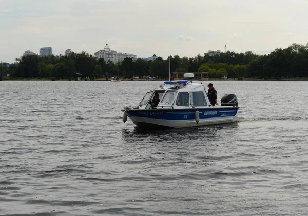 A transport police boat at the Khimki Reservoir in Moscow. — Stock Photo, Image