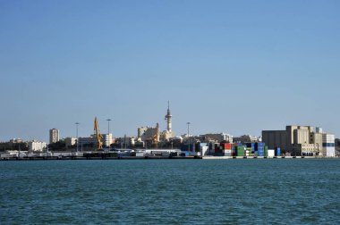 Cadiz, İspanya - 5 Temmuz, 2011:View eski deniz şehir Cadiz kargo liman.