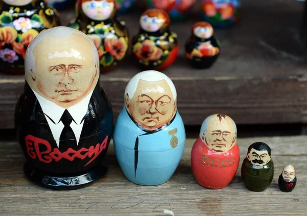 Boneka bersarang yang menggambarkan penguasa Rusia di atas meja suvenir di Moskow . — Stok Foto
