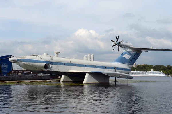 Airborne ekranoplan project 904 "Eaglet" at the Khimki reservoir in Moscow — Stock Photo, Image