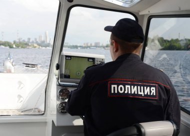  Bir tekne taşıma polis memurlarına devriye Moskova'da Khimki baraj gölünün suları