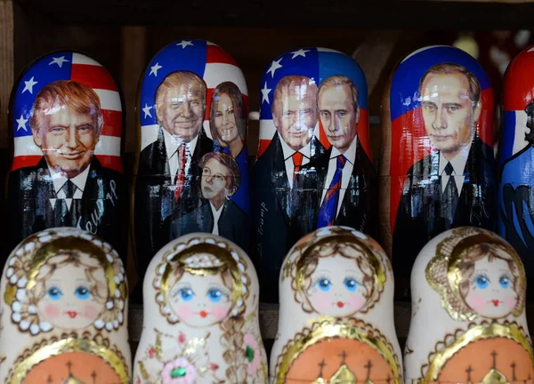 Bonecas aninhadas representando o presidente russo Vladimir Putin e o presidente dos EUA Donald Trump no balcão de lembranças em Moscou — Fotografia de Stock