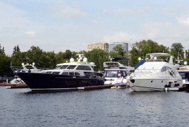  Motor Yatlar Khimki rezervuar, Moskova, bir park yerinde demirleyen.