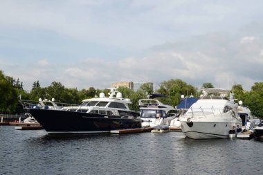  Motor Yatlar Khimki rezervuar, Moskova, bir park yerinde demirleyen.