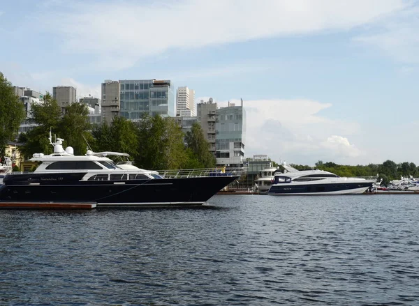 Motoryachten liegen auf einem Parkplatz am Khimki-Stausee in Moskau. — Stockfoto