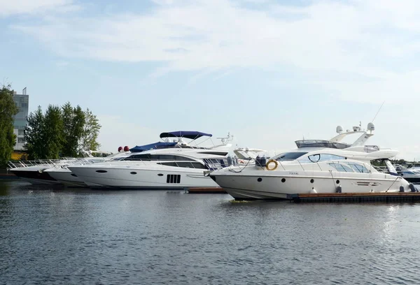 Motoryachten liegen auf einem Parkplatz am Khimki-Stausee in Moskau. — Stockfoto