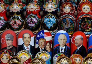 İç içe geçmiş bebek dünya politikacılar Vladimir Putin, Donald Trump ve Recep Erdoğan'ın üstünde belgili tanımlık sayaç Hediyelik eşya Moskova'da tasvir