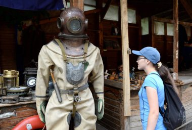  Moskova Izmailovsky Kremlin'deki Sahaf şeyler piyasada