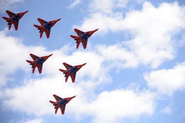  Çok amaçlı yüksek manevra Mig-29 savaşçıları Myachkovo Havaalanı üzerinden ebabiller akrobasi takımda performansını