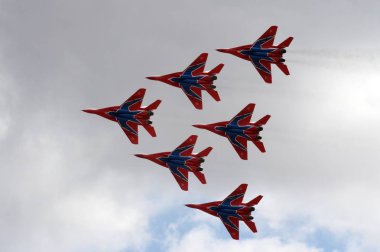 Çok amaçlı yüksek manevra Mig-29 savaşçıları Myachkovo Havaalanı üzerinden ebabiller akrobasi takımda performansını