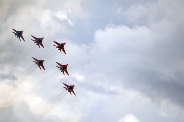 Moskova, Rusya 27 Nisan 2018: Çok amaçlı yüksek manevra Mig-29 savaşçıları Myachkovo Havaalanı üzerinden ebabiller akrobasi takımda performansını