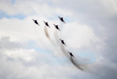  Çok amaçlı yüksek manevra Mig-29 savaşçıları Myachkovo Havaalanı üzerinden ebabiller akrobasi takımda performansını