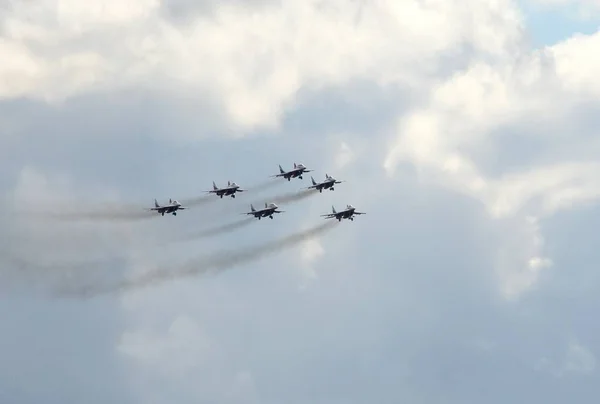Leistung des Kunstflugteams der Mauersegler auf vielseitig wendigen Mig-29-Kampfflugzeugen über dem Flugplatz von Mjatschkowo — Stockfoto
