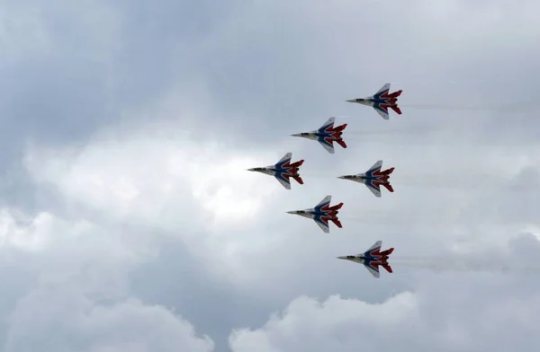 Performance of the Swifts aerobatic team on multi-purpose highly maneuverable MiG-29 fighters over the Myachkovo airfield — Stock Photo, Image