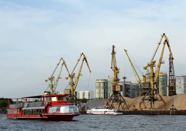 Pleziervaartuigen "Keizer" in het reservoir Khimki in Moskou — Stockfoto