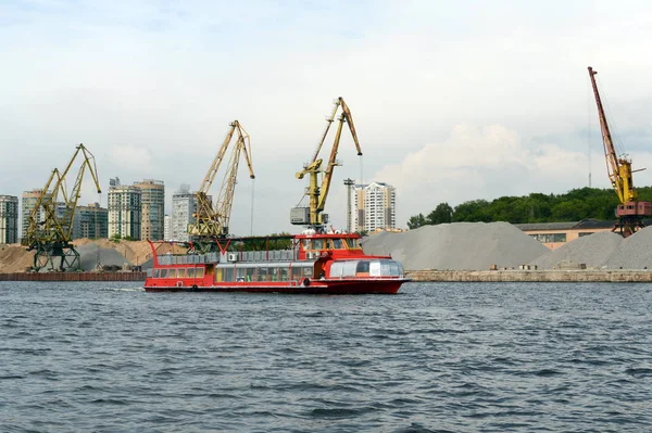 Pleziervaartuigen "Keizer" in het reservoir Khimki in Moskou — Stockfoto