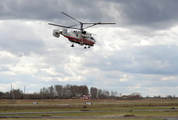 Пожарно-спасательный вертолет Ка-32А МЧС России на аэродроме Мячково . — стоковое фото