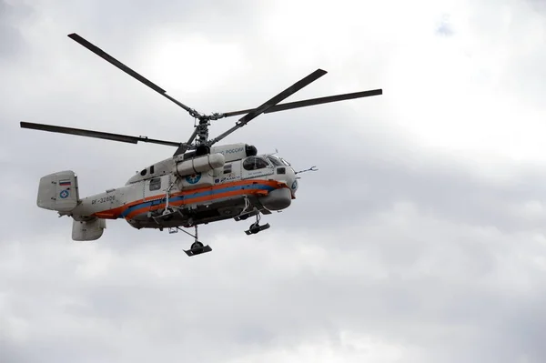 Пожарно-спасательный вертолет Ка-32А МЧС России на аэродроме Мячково . — стоковое фото