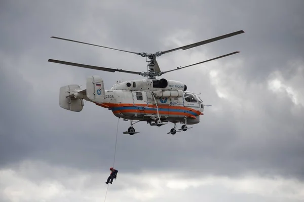 Moscou Russie Avril 2018 Sauveteur Descend Hélicoptère Sauvetage Incendie 32A — Photo