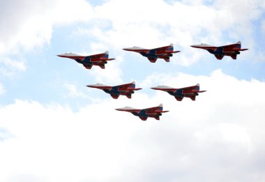   Çok amaçlı yüksek manevra Mig-29 savaşçıları Myachkovo Havaalanı üzerinden ebabiller akrobasi takımda performansını