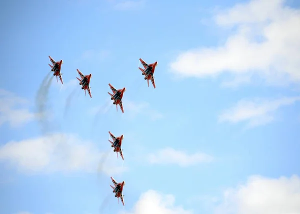 Teljesítmény a Swifts műrepülő válogatott többcélú Sparkot Mig-29 vadászgépek át a Myachkovo repülőtér — Stock Fotó