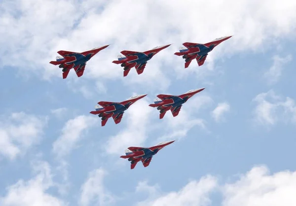 Prestazioni del team acrobatico Swifts su caccia MiG-29 multiuso altamente manovrabili sul campo di aviazione di Myachkovo — Foto Stock