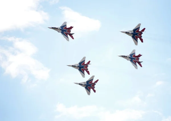 Performance of the Swifts aerobatic team on multi-purpose highly maneuverable MiG-29 fighters over the Myachkovo airfield — Stock Photo, Image