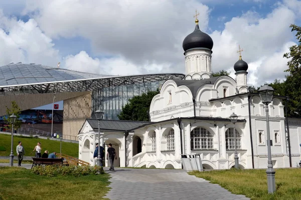 A Igreja da Conceição de Santa Ana no parque natural-paisagístico "Zariadye" no centro de Moscou — Fotografia de Stock