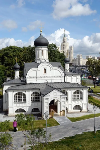 A Igreja da Conceição de Santa Ana no parque natural-paisagístico "Zariadye" no centro de Moscou — Fotografia de Stock