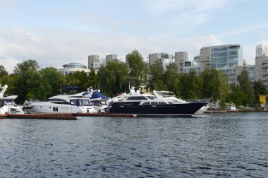   Motor Yatlar Khimki rezervuar, Moskova, bir park yerinde demirleyen.