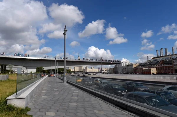 Skyhöga bron över parken natur-landskap ”Zaryadye” i Moskva — Stockfoto